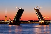 Разведенные мосты привлекают множество туристов. // Visit Petersburg