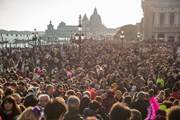Толпы туристов вредят Венеции. // thelocal.it