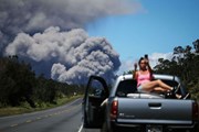 Туристы рискуют, подбираясь близко к вулкану. // GettyImages