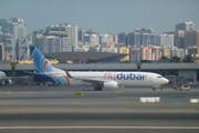 Самолет flydubai на фоне станции дубайского метро // Юрий Плохотниченко