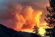 Пожарным пока не удается сдержать огонь. // weather.com