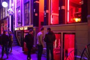 Жителям квартала не нравятся праздные гуляки. // amsterdamredlightdistricttour.com